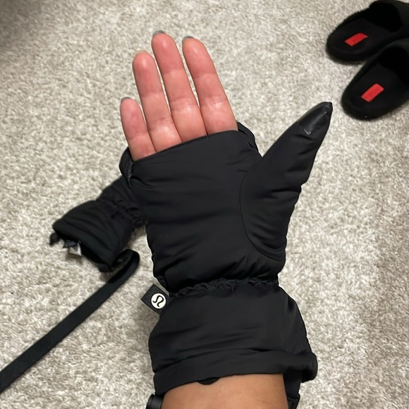 Team Canada Quilted Milttens on String *COC Logo - Picture 5 of 6